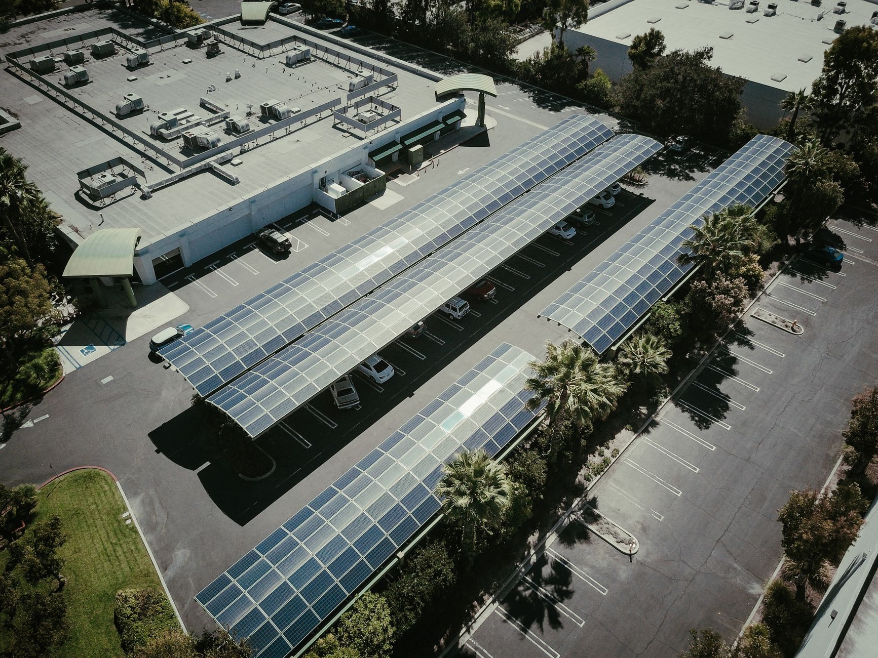 Carport photovoltaïque : fonctionnement, usages et lien avec l’autonomie énergétique — installation de carport solaire avec panneaux