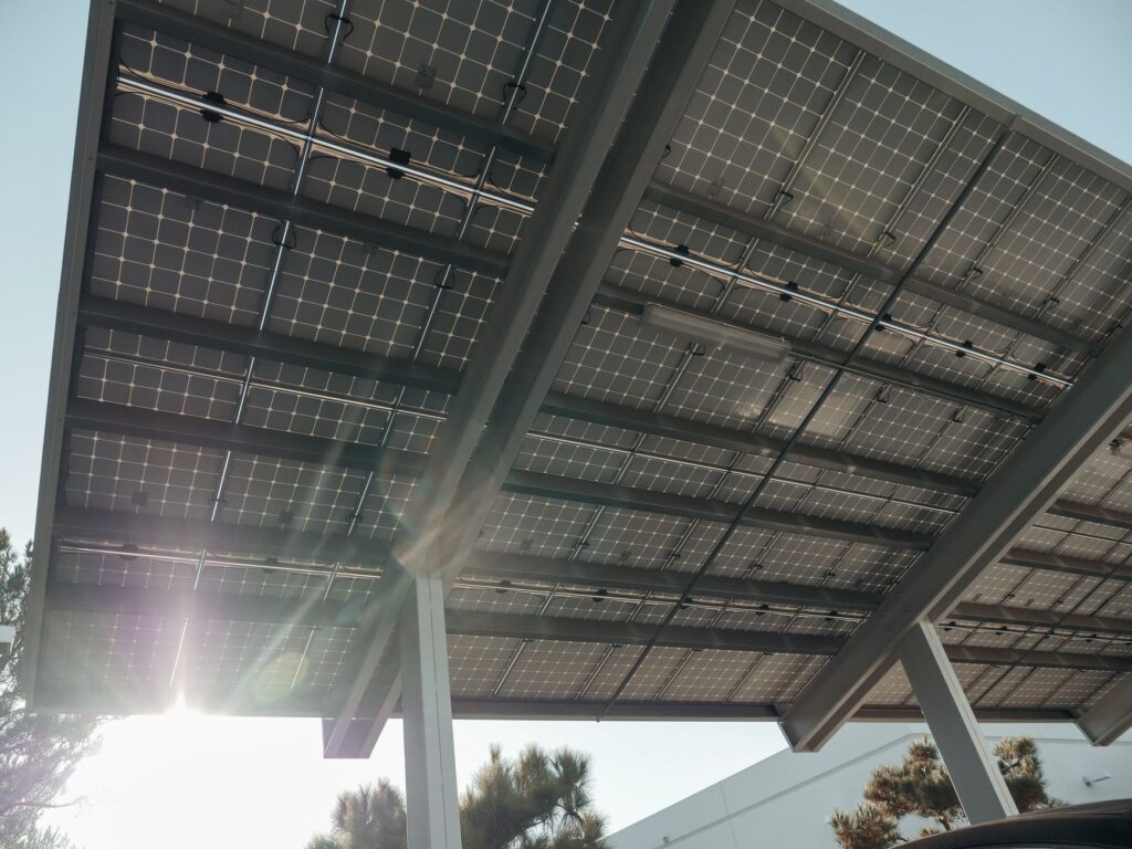 Carport photovoltaïque prix, autonomie et — installation de carport solaire avec panneaux
