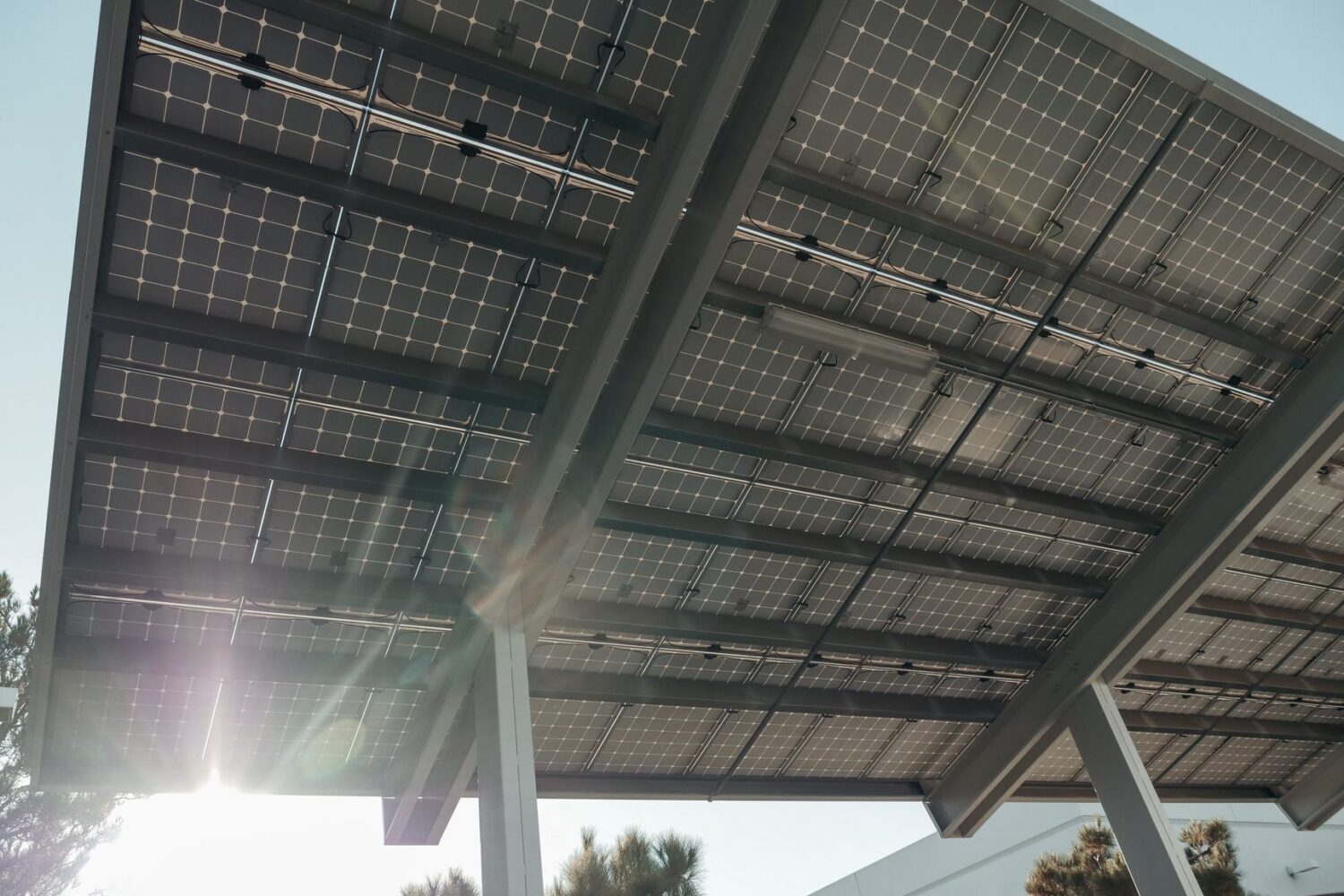 Carport photovoltaïque : prix, autonomie et aides 2026