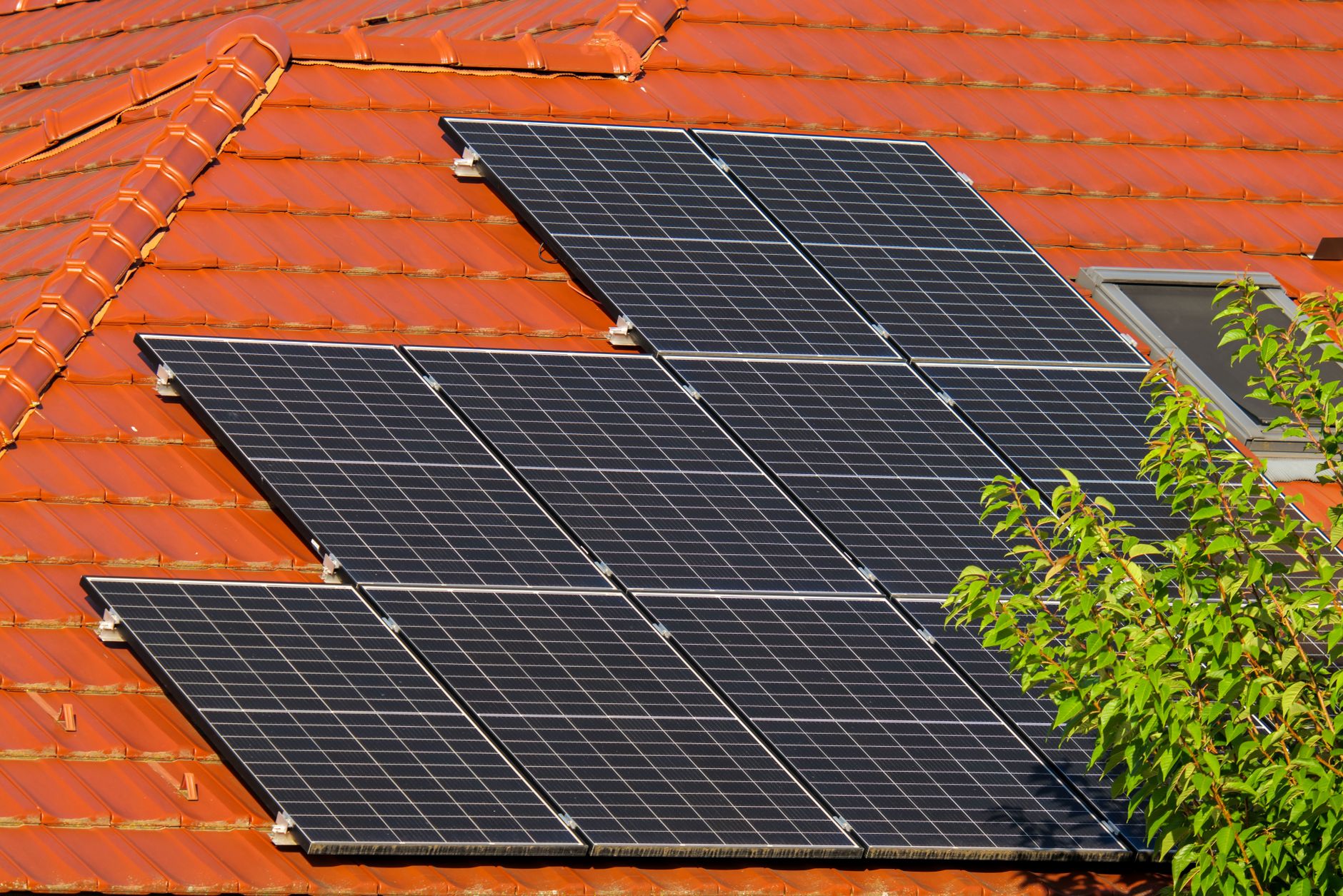 EDF solaire et obligation d’achat photovoltaïque : comprendre le cadre avant de parler euros — panneaux solaires sur toit de maison