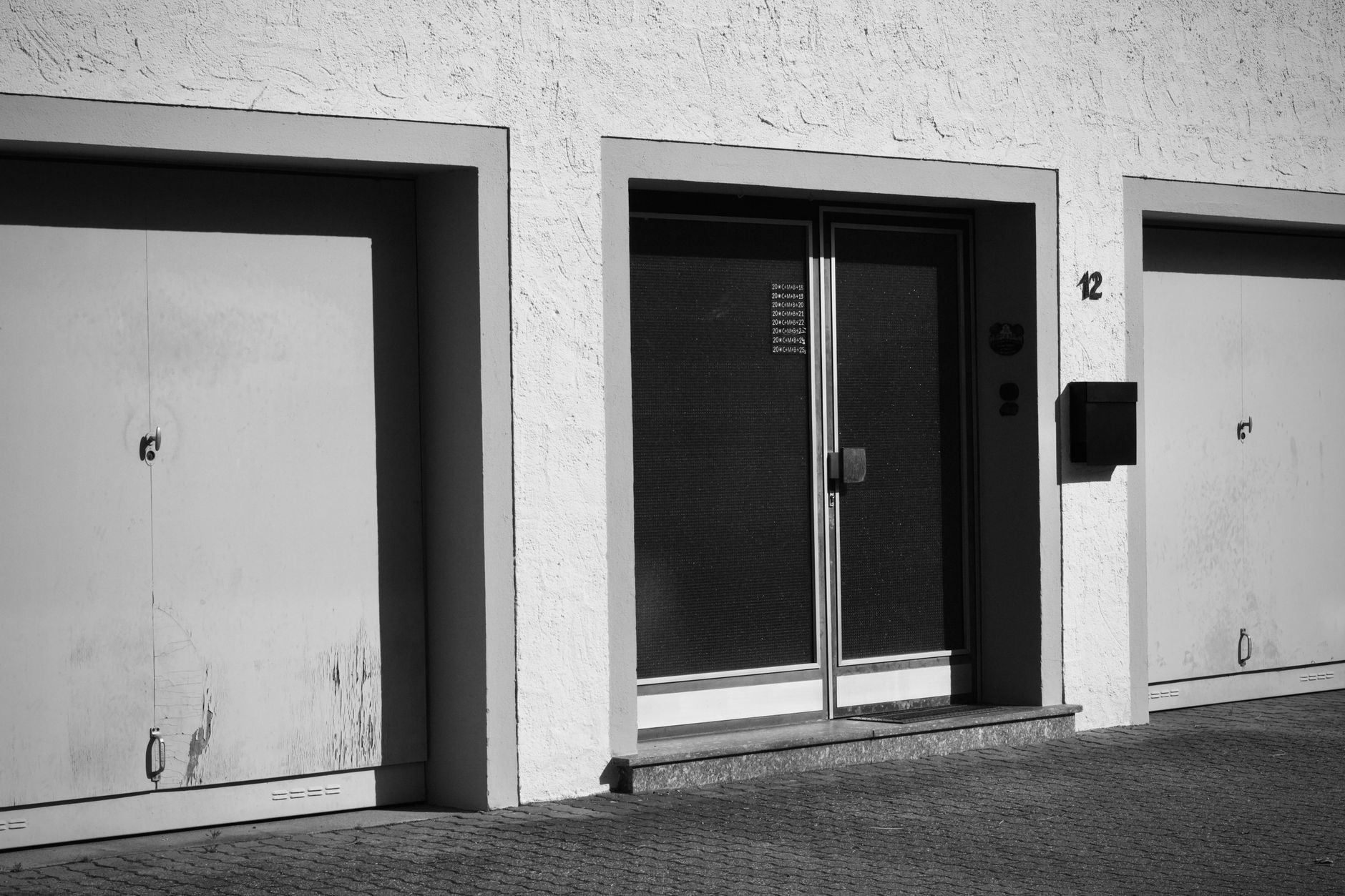 Isolation des portes de garage : pourquoi c’est un vrai sujet de performance thermique — installation porte de garage isolée