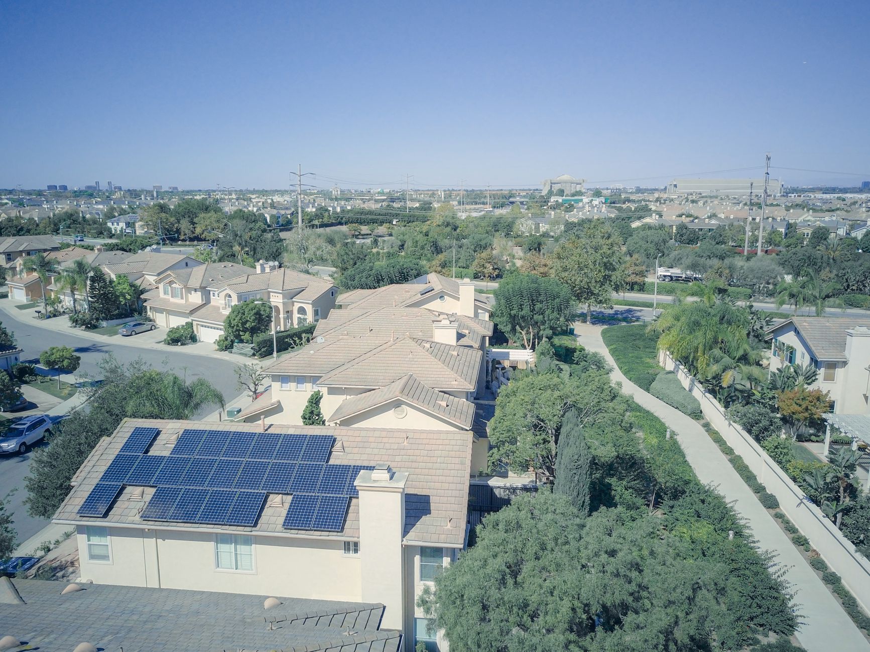 Moratoire photovoltaïque 2025 : retour précis sur ce qui a été voté (et ce qui ne l’a pas été) — panneaux solaires sur toits jour ensoleillé