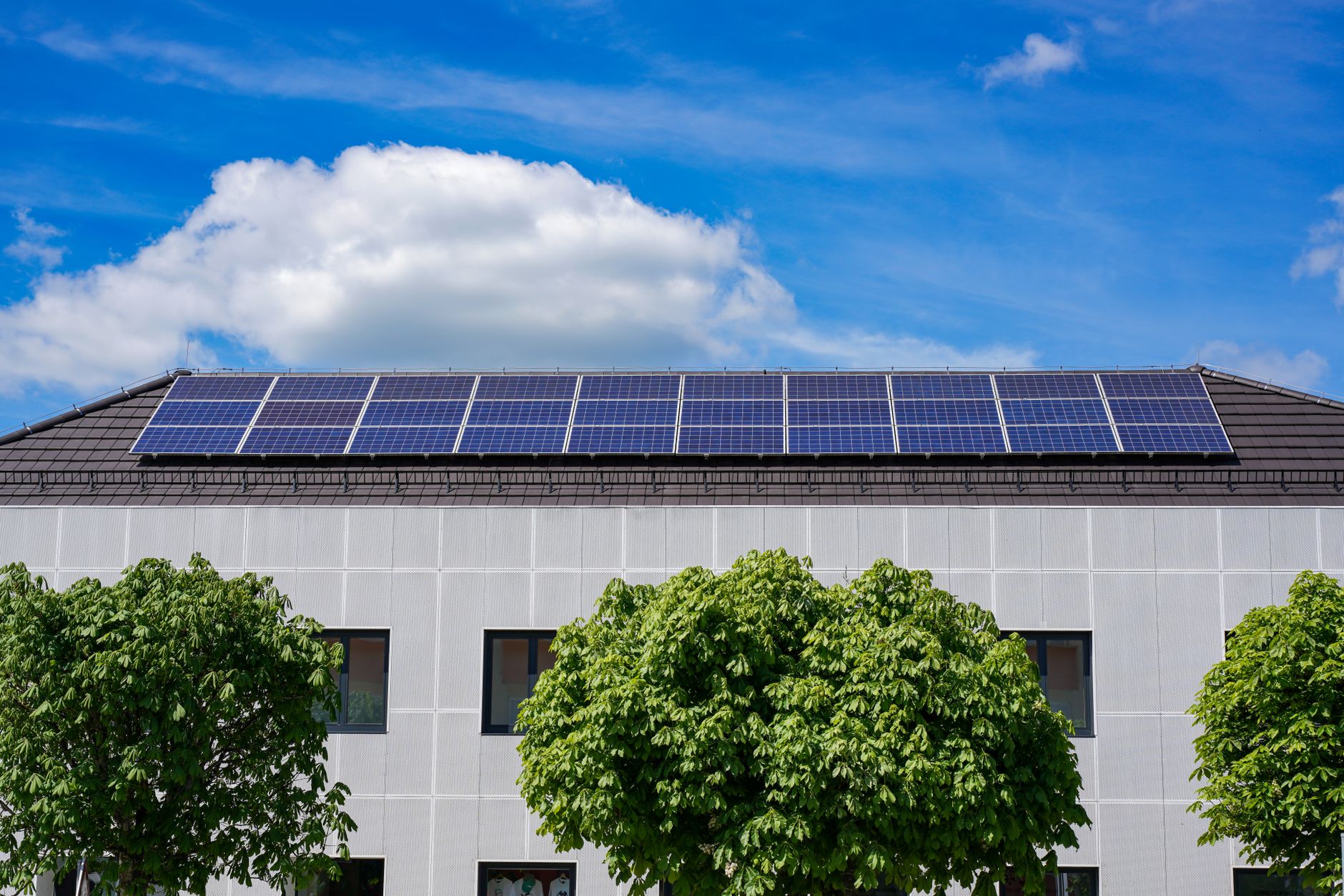 Moratoire photovoltaïque 2025 qui est — panneaux solaires sur toits jour ensoleillé