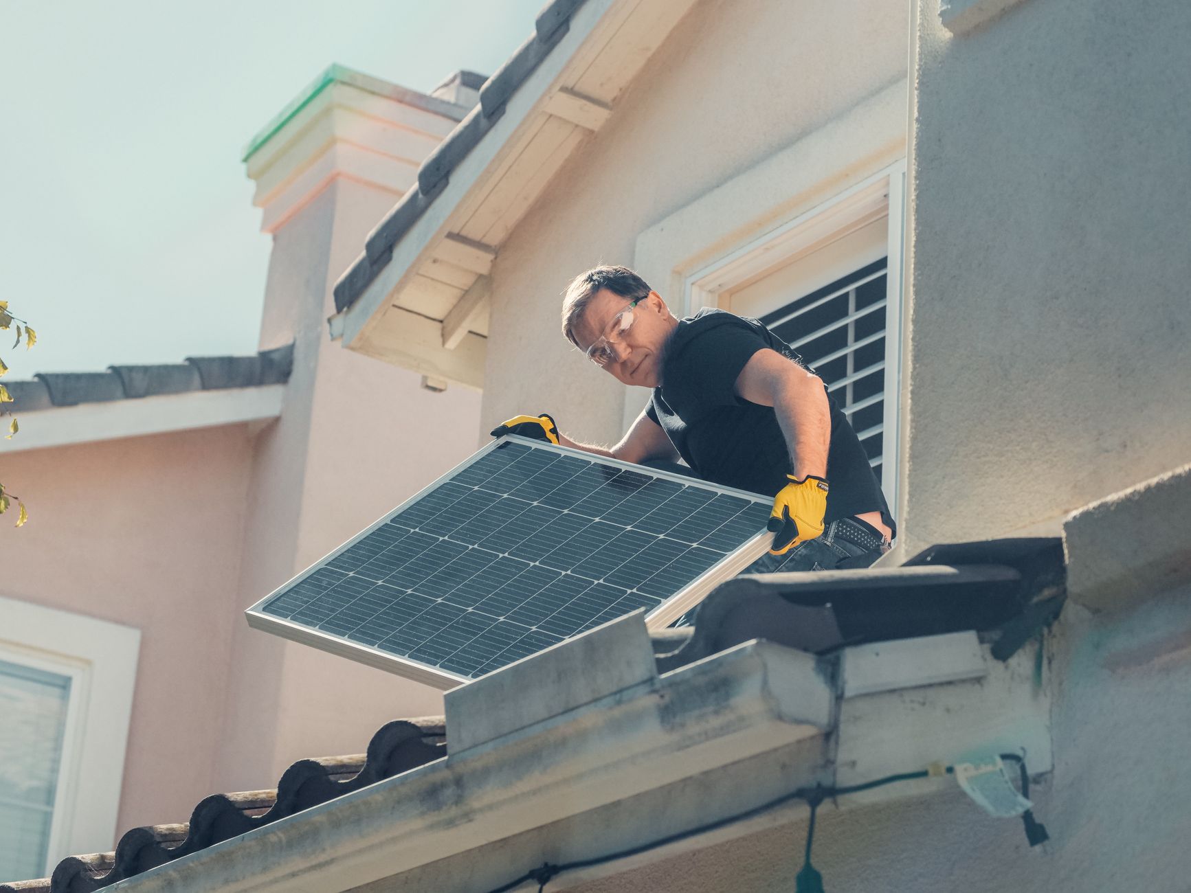 Pourquoi le nettoyage des panneaux solaires influence directement la performance — nettoyage panneaux solaires sur toit