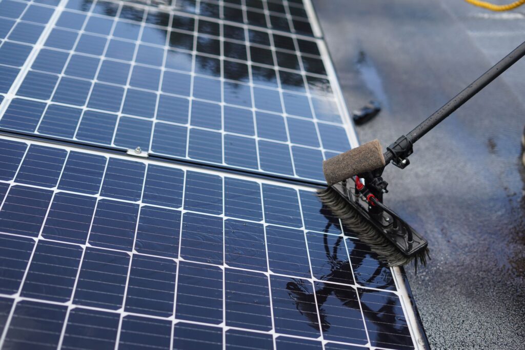 Nettoyer un panneau solaire méthode, — nettoyage panneaux solaires sur toit