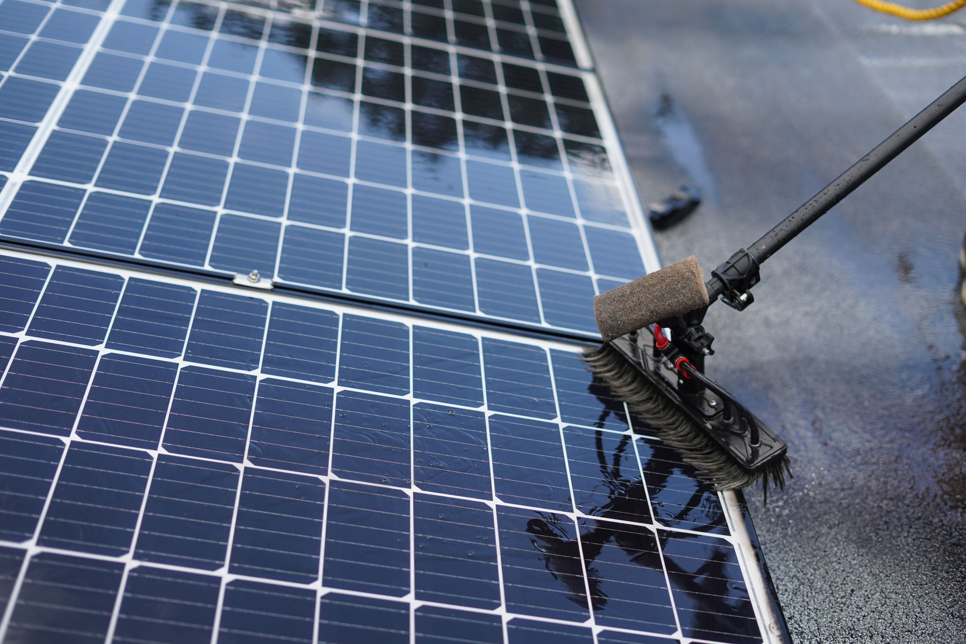 Nettoyer un panneau solaire méthode, — nettoyage panneaux solaires sur toit