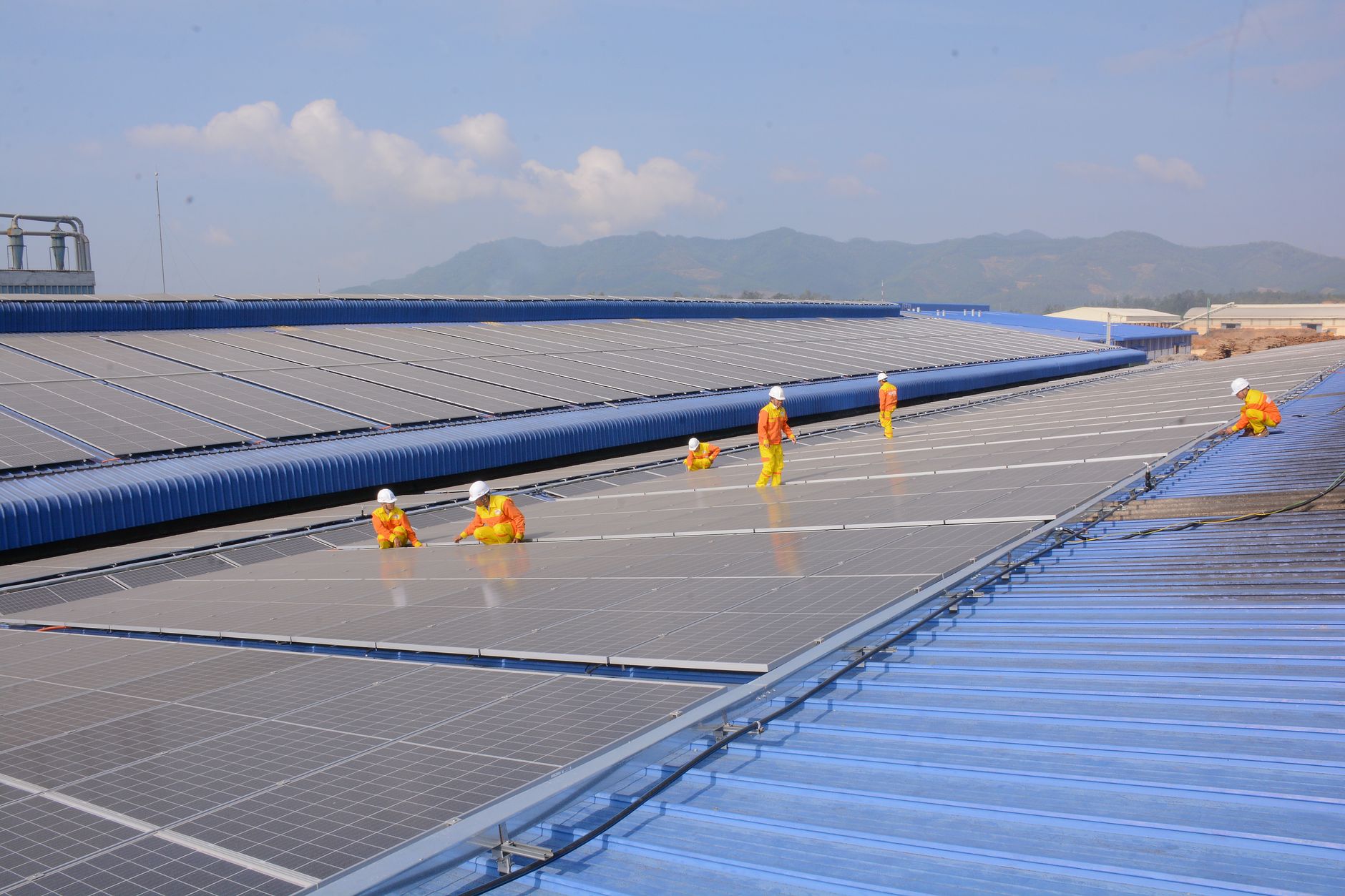 Obligation de panneaux solaires et RE 2020 dans la construction neuve : qui est vraiment concerné ? — panneaux solaires sur bâtiment neuf