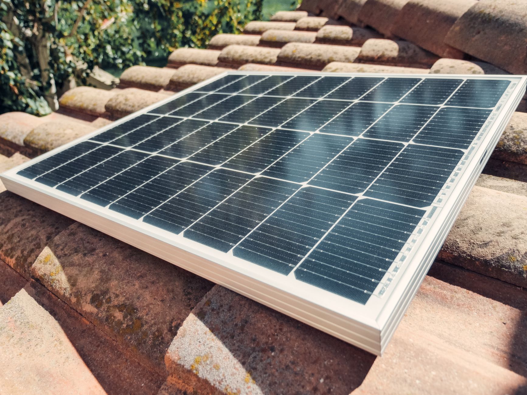 Comprendre le fonctionnement d’un panneau solaire pour camping-car et ce qui fait vraiment le rendement — panneau solaire sur toit camping-car