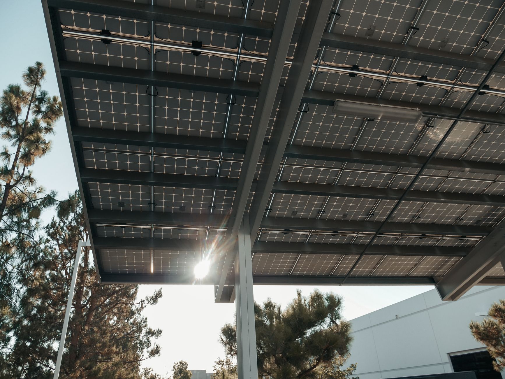 Pergola solaire et énergie photovoltaïque en 2026 : contexte, usages et promesses — pergola solaire avec panneaux photovoltaïques