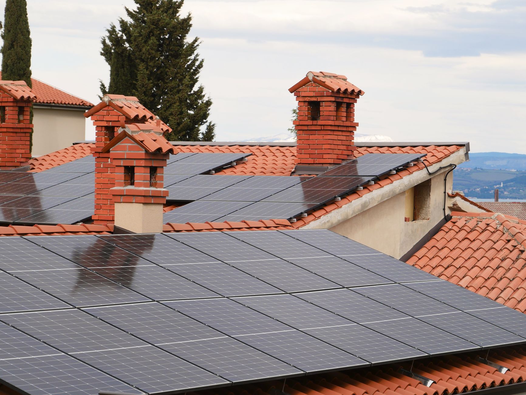 Puissance d’un panneau solaire de 400 W et production réelle au quotidien — installation de panneaux solaires sur toit