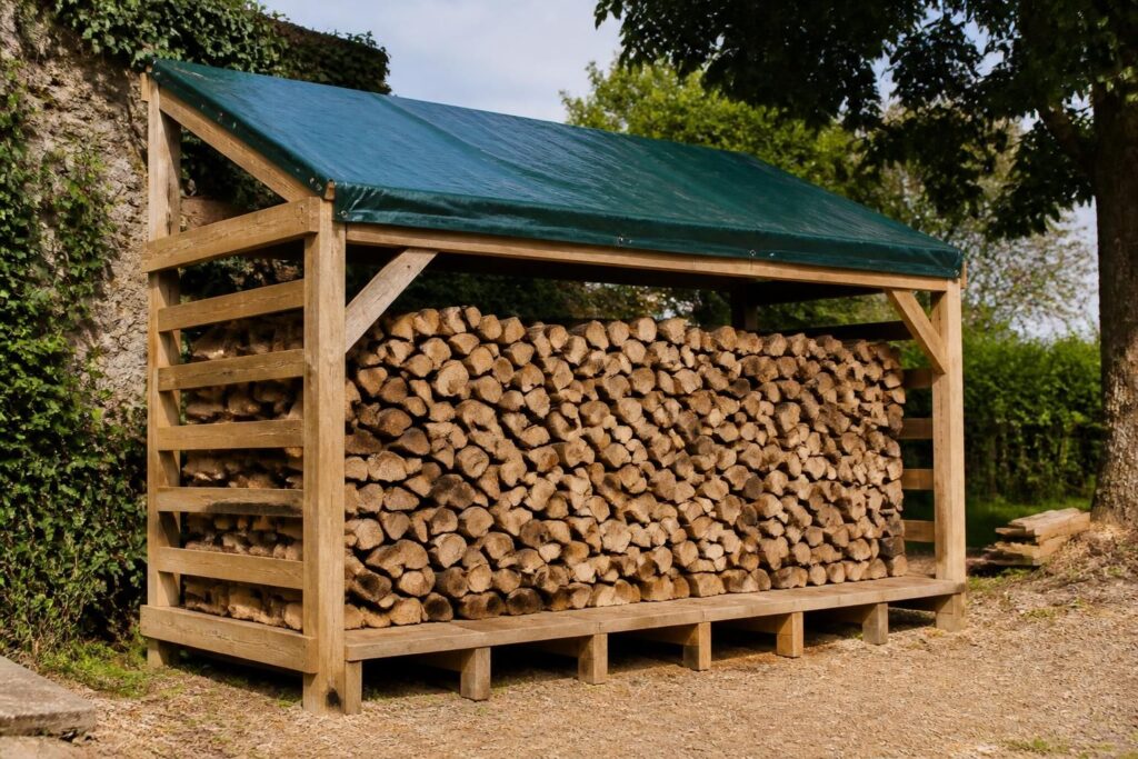 découvrez comment stocker efficacement votre bois de chauffage à l'abri de la pluie en utilisant un abri, une bâche adaptée et en respectant une distance optimale au sol pour un bois sec et prêt à l'emploi.