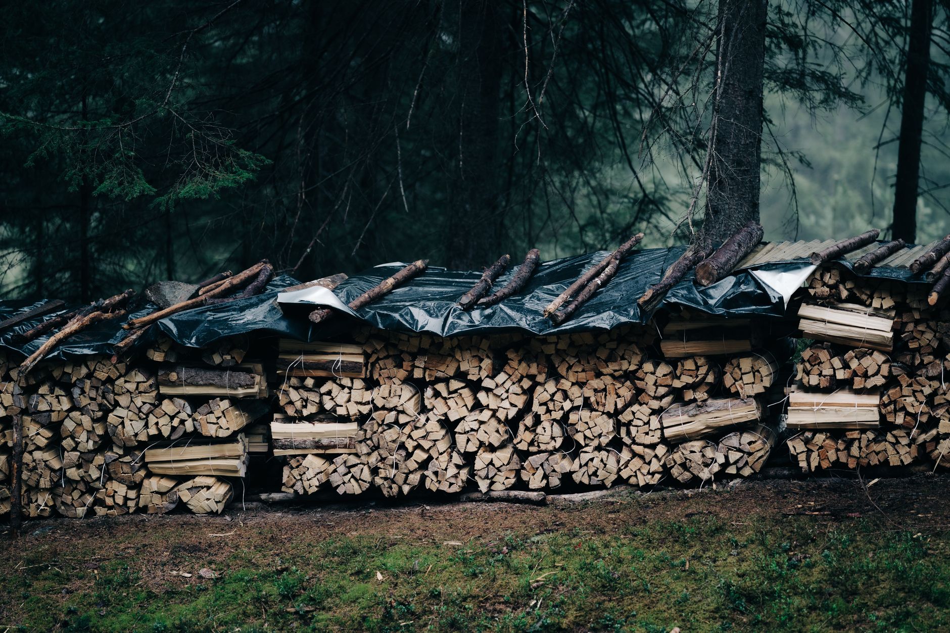 Stocker son bois de chauffage — abri de stockage bois protection pluie