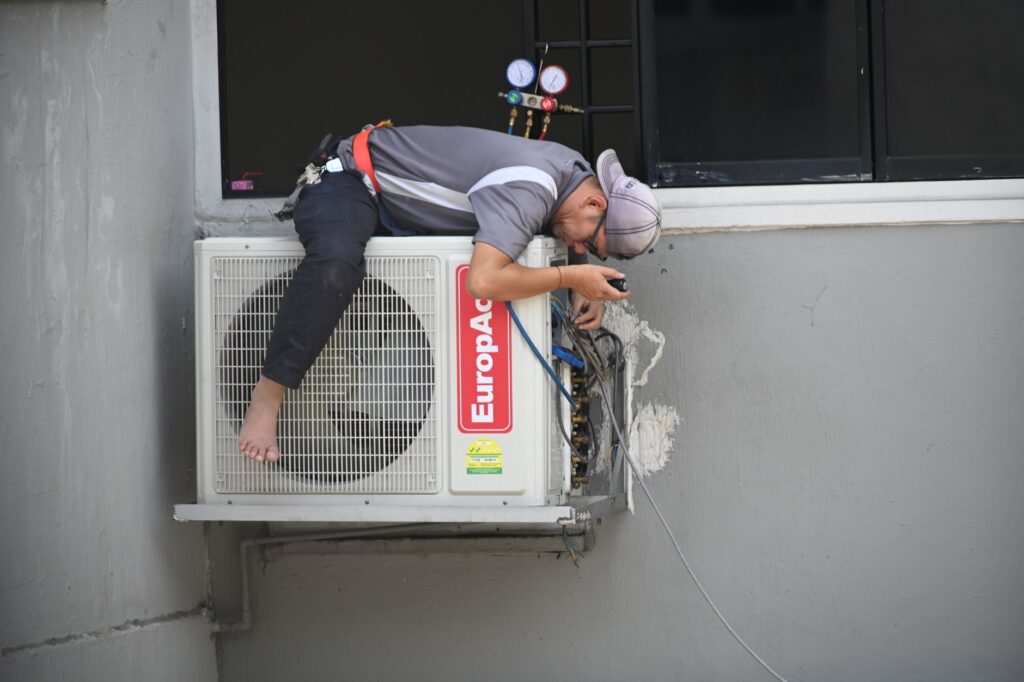 Coût d'installation d'une climatisation tarifs — technicien installation climatisation